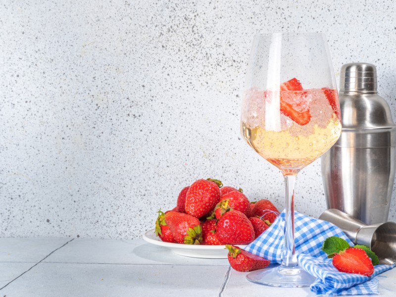 Lillet Vive Rosé mit Erdbeeren 1