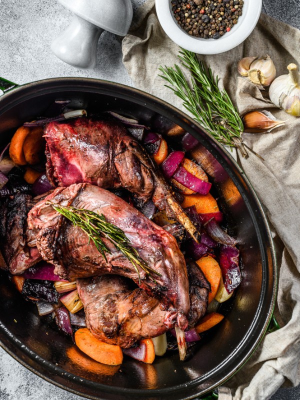 Geschmorte Kaninchenkeulen mit Pflaumen - Oma Kocht