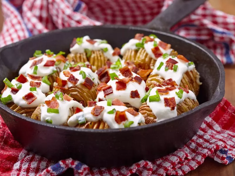 Hasselback-Kartoffeln-pfanne-schmand