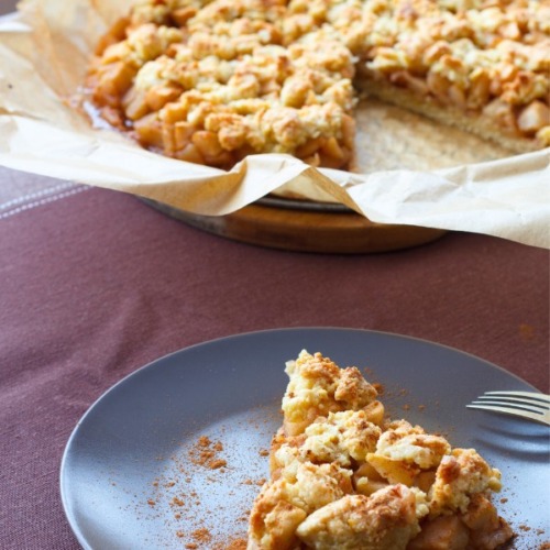 Knuspriger Apfelkuchen mit Rosinen und Nüssen - Oma Kocht