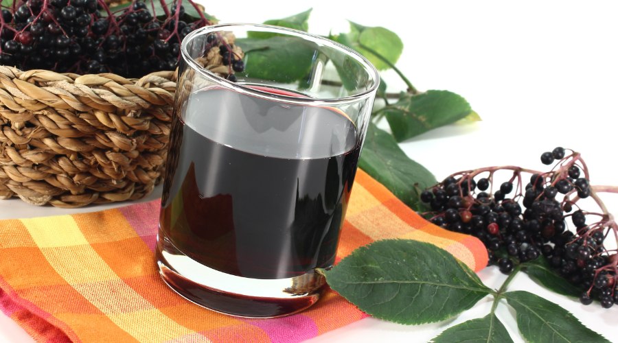 Hausgemachter Holunderbeersaft 3 holundersaft-glas