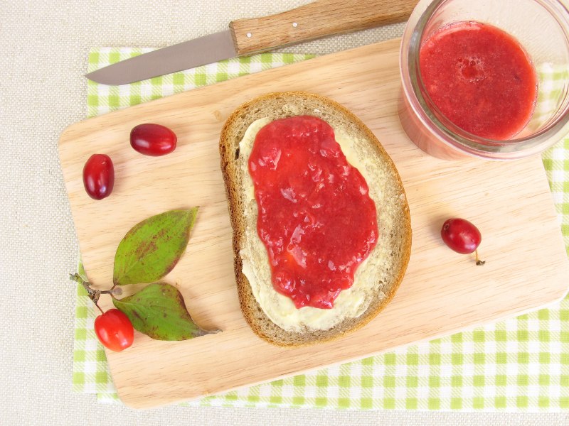 kornelkirsch-konfituere-brot