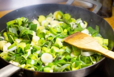 Blätterteig mit Feta und Porree vom Blech 5 lauch-pfanne