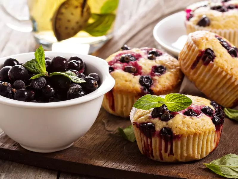 schwarze-johannisbeermuffins-casis
