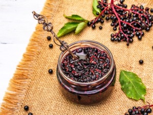 Holunderbeerenkompott-rezept-eingekocht