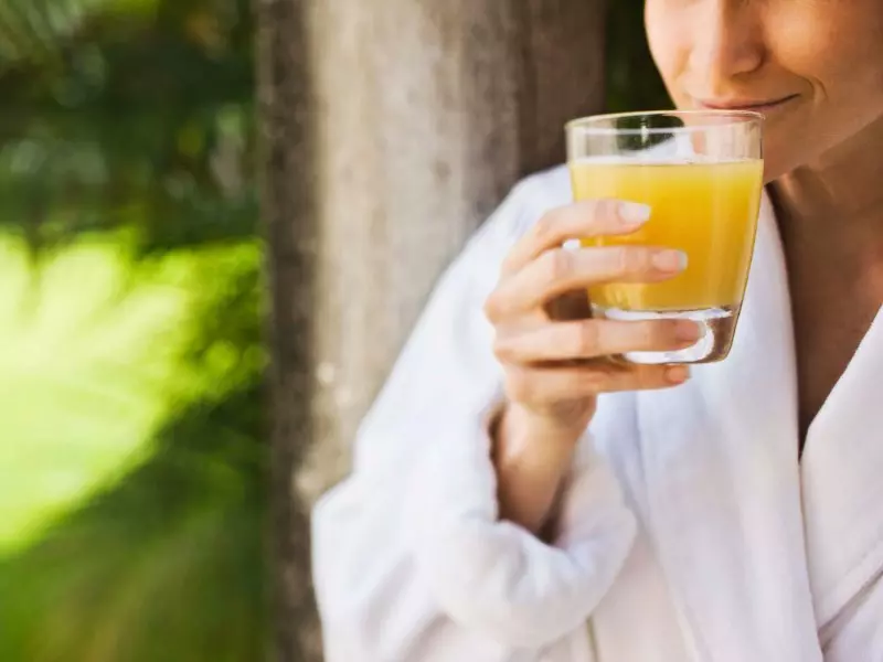 frau-trinkt-saft-kur