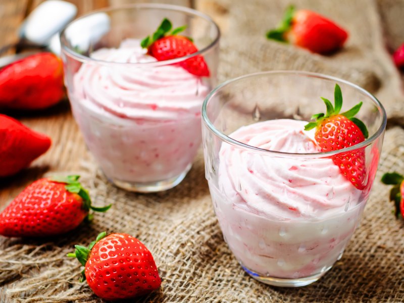 weisse-schokolade-erdbeermousse-dessert