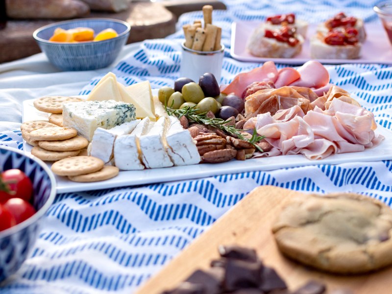 Tipps für dein Herbstpicknick 5 kaesplatte-picknick-herbst