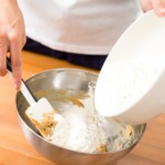 Saftiger Zimtkuchen mit Apfel 4 zimtkuchen-teig-mehl-mischen