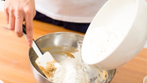 Saftiger Zimtkuchen mit Apfel 3 zimtkuchen-teig-mehl-mischen