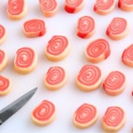 zuckerstangen-kekse-schneiden