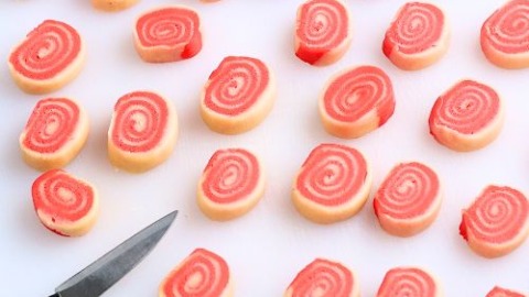 Weihnachtliche Zuckerstangen-Kekse 7 zuckerstangen-kekse-schneiden