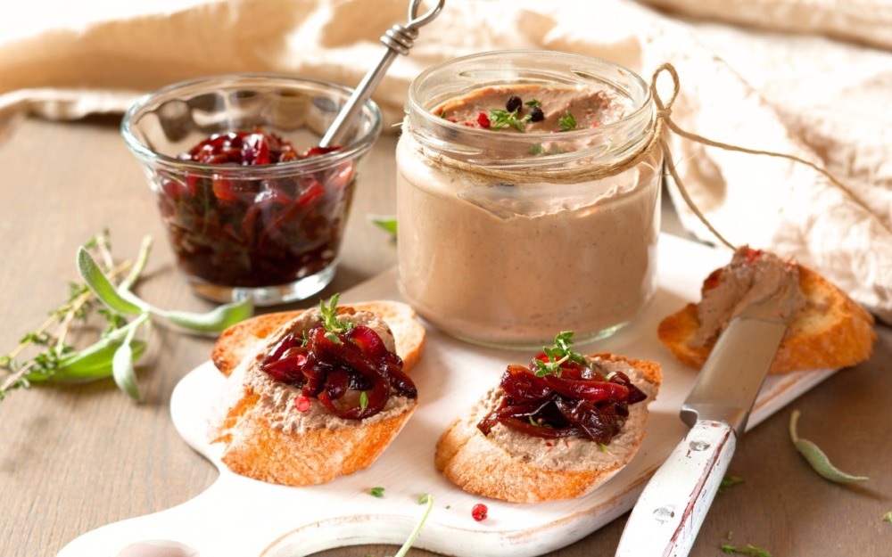Rote Zwiebelmarmelade 1 zwiebelmarmelade-brot-aufstrich