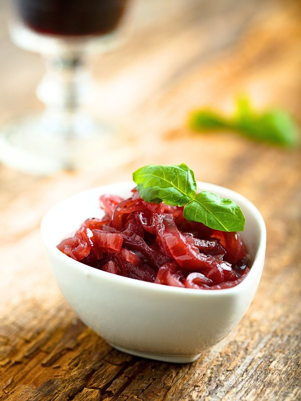 Rote Zwiebelmarmelade 2 zwiebelmarmelade-rot-rezept-schale