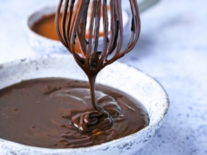 Schokoglasur kuvertüre in Schüssel