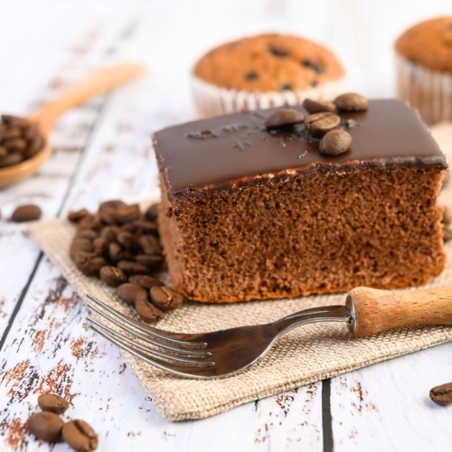 Kaffeekuchen - mokka-Schokoladenstück auf Tisch mit Gabel