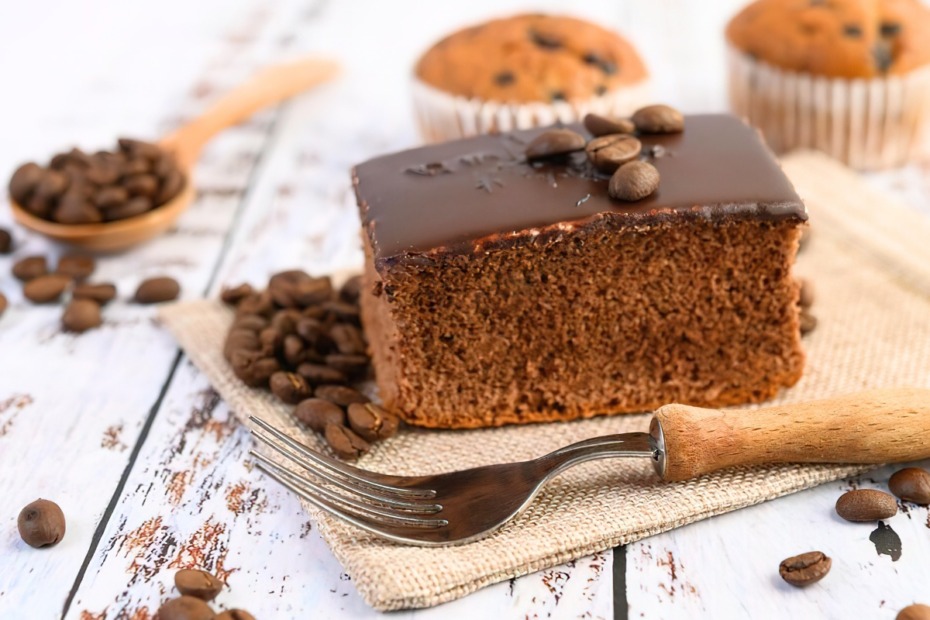 Kaffeekuchen - mokka-Schokoladenstück auf Tisch mit Gabel