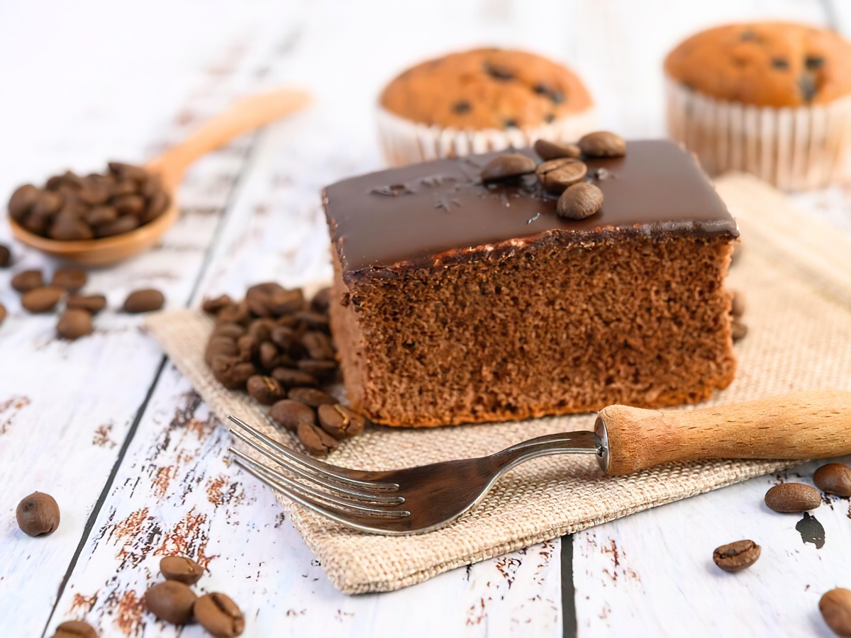 Kaffeekuchen - mokka-Schokoladenstück auf Tisch mit Gabel