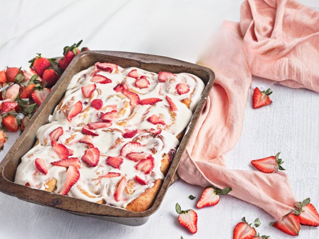 Erdbeerschnecken gebacken mit frosting