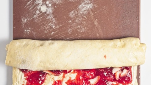 Erdbeer-Zimtschnecken mit Frischkäse-Frosting 5 Erdbeer-Zimtschnecken mit Frischkäse-Frosting 2