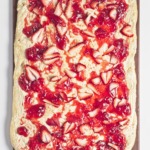 Erdbeer-Zimtschnecken mit Frischkäse-Frosting 1