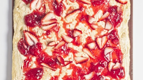 Erdbeer-Zimtschnecken mit Frischkäse-Frosting 4 Erdbeer-Zimtschnecken mit Frischkäse-Frosting 1