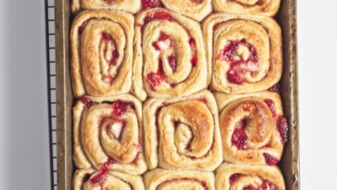 Erdbeer-Zimtschnecken mit Frischkäse-Frosting 7 Erdbeerschnecken backform gebacken