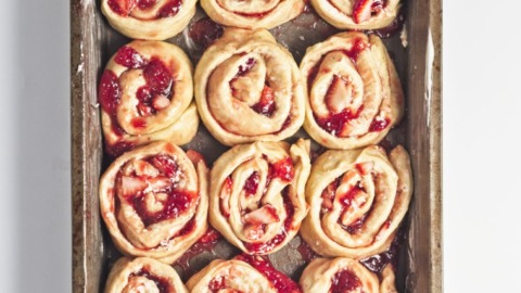 Erdbeer-Zimtschnecken mit Frischkäse-Frosting 6 Erdbeerrollen-backform